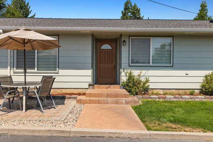 Property Photo:  1457 Homedale Road  OR 97603 