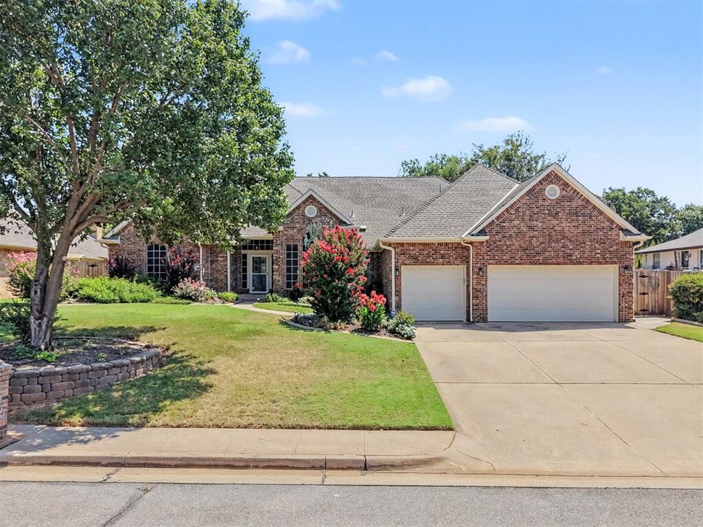 Property Photo:  1112 N Creek Drive  OK 73034 