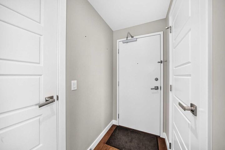 Property Photo: 225 11 Avenue SE 1806 AB T2G 0G3