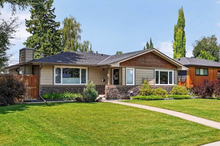 Property Photo:  10807 Mapleshire Crescent SE  AB T2J 1Z1 