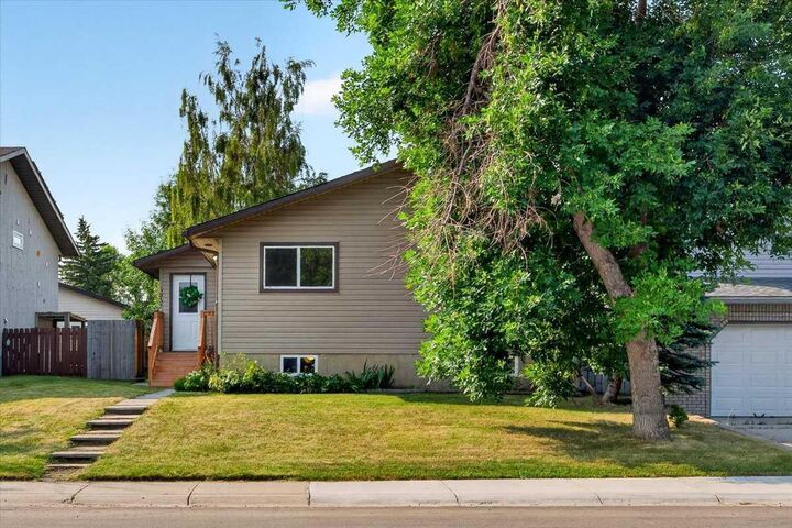 Property Photo: 1837 Meadowbrook Drive SE AB T4A 1V5