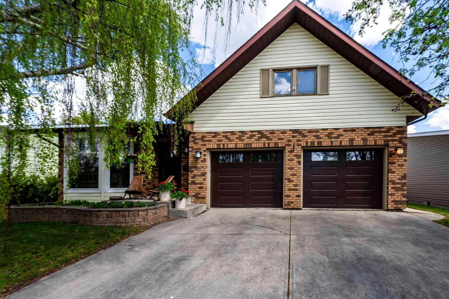Property Photo: 19 Maxwell Avenue AB T4R 1P3