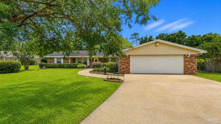 Property Photo: 7719 Brandywood Dr FL 32526