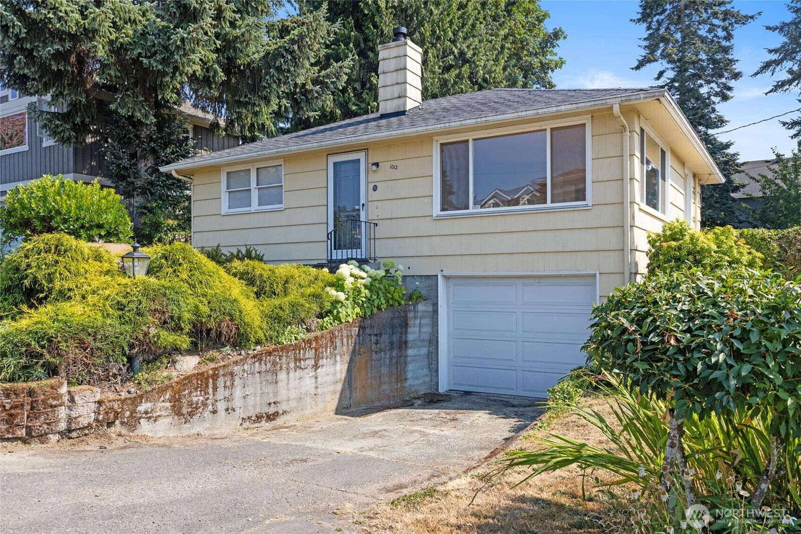 Property Photo:  1013 N 33rd Place  WA 98056 
