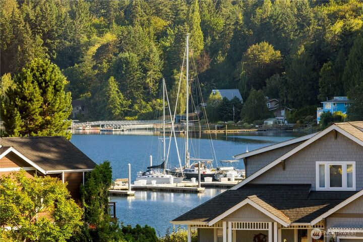 Property Photo: 300 Bromley Place NW WA 98110