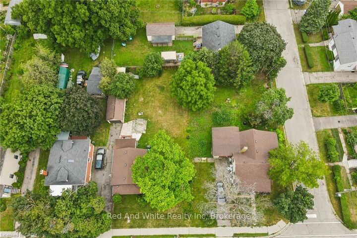 Property Photo:  234 Montrose Street S  ON N3J 2J2 