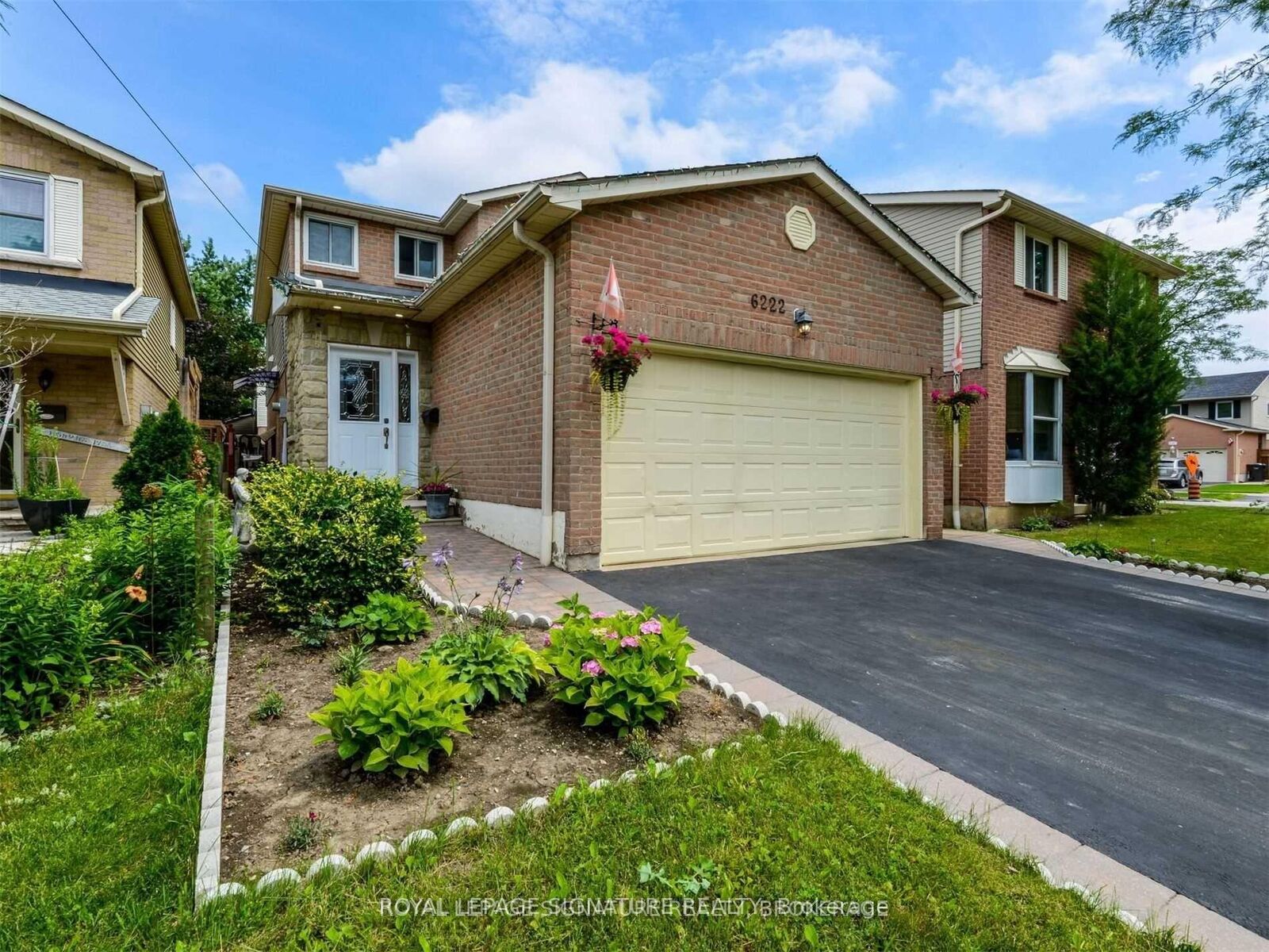 Property Photo: 6222 Fullerton Crescent ON L5N 3A4