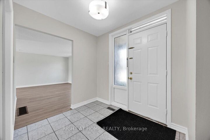 Property Photo:  27 Villata Gardens  ON M3J 1J7 