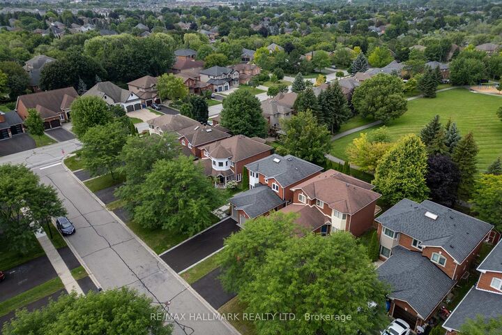 Property Photo: 872 Hilton Boulevard ON L3X 2H8