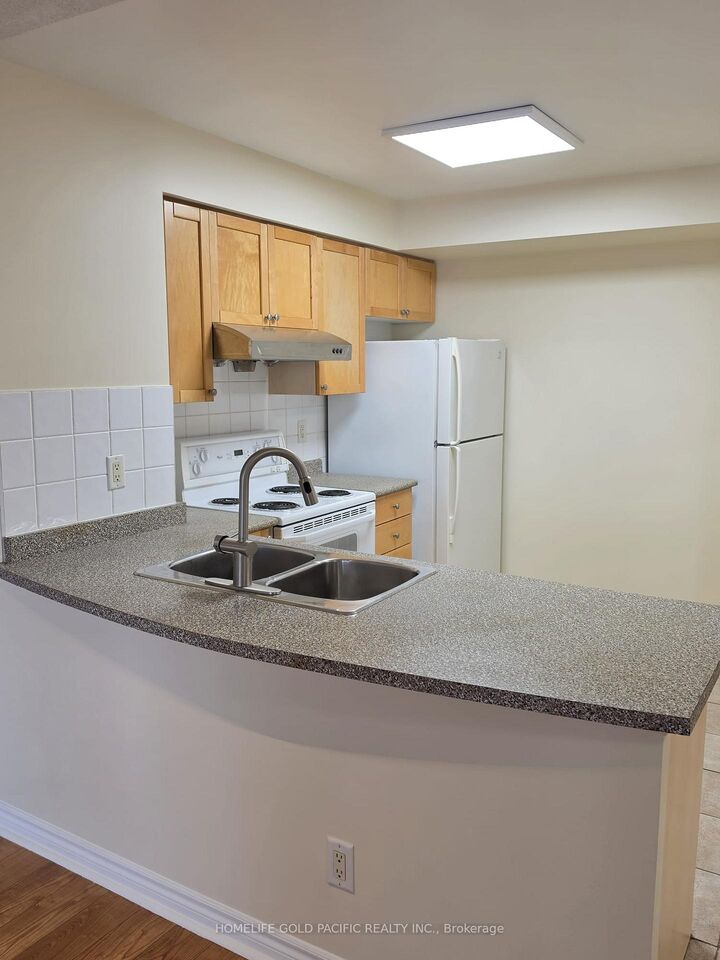 Property Photo: 25 Kingsbridge Garden Circle 2122 ON L5R 4B1