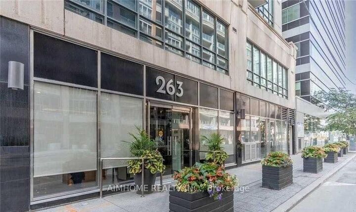 263 Wellington Street W 1206 — photo 1