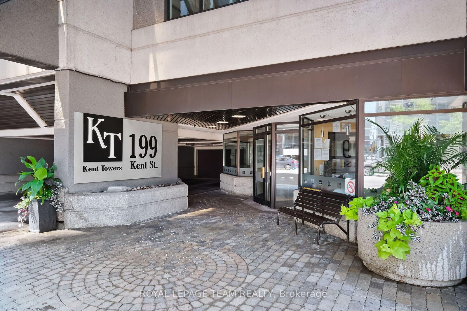 Property Photo: 199 Kent Street 1906 ON K2P 2K8