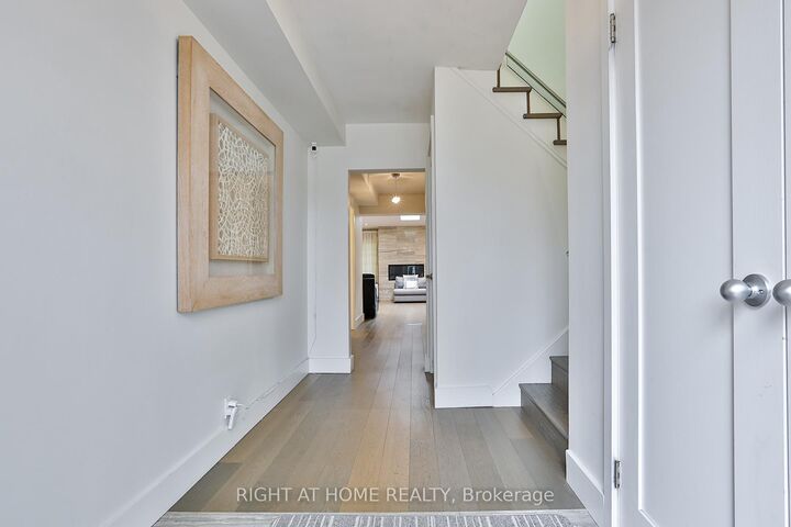 Property Photo: 34 Scarcliff Gardens ON M1E 2A2