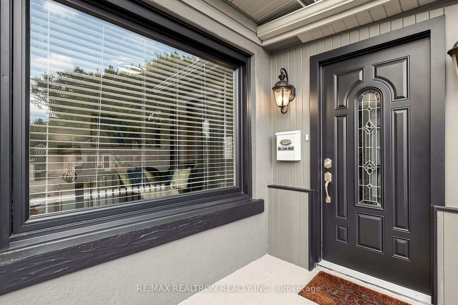 Property Photo:  8 Villa Road  ON M8W 1M5 