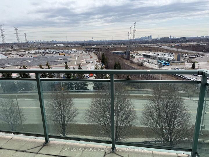 Property Photo: 39 Oneida Crescent 906 ON L4B 4T9