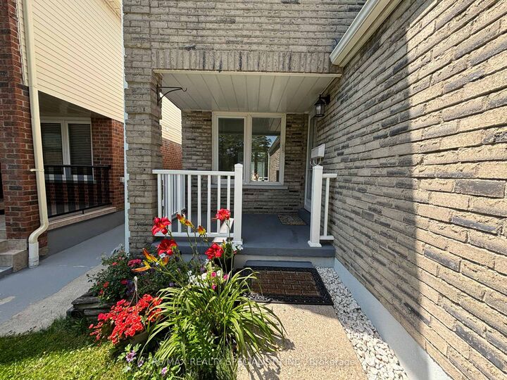 Property Photo:  4334 Lee Drive  ON L4W 4A8 