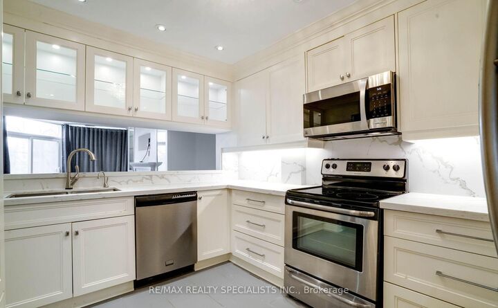 Property Photo: 100 Arbors Lane Th5 ON L4L 7G4