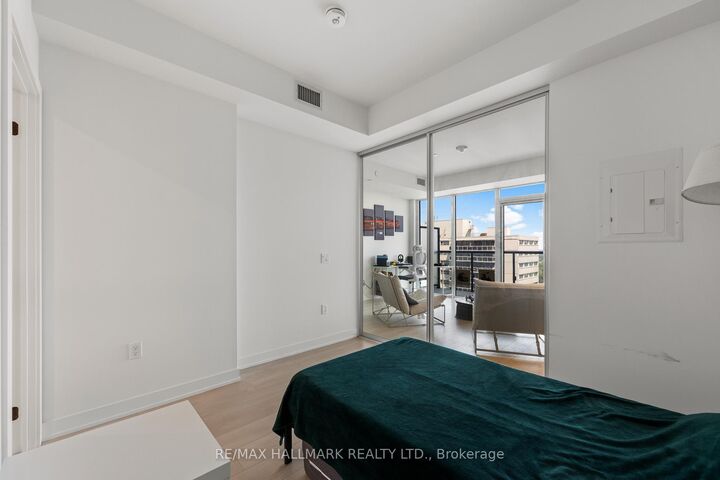 Property Photo: 127 Broadway Avenue 1611 ON M4P 1V4