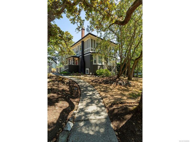 Property Photo: 1391 Victoria Ave BC V8S 4P4
