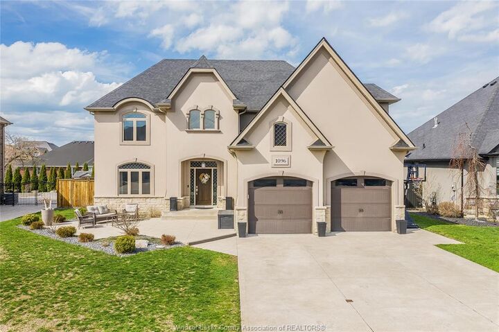 1096 Charlotte Crescent — photo 1