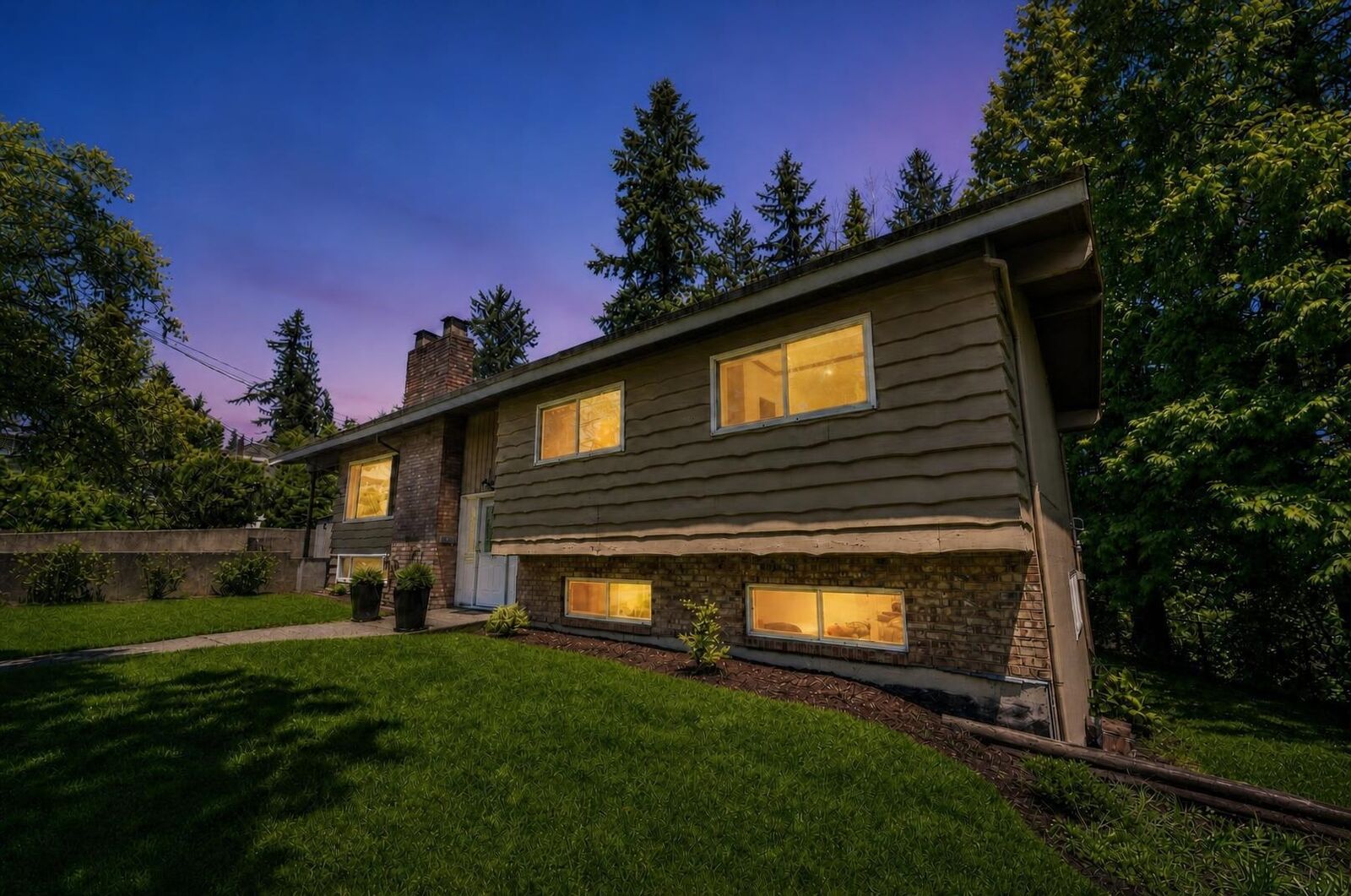 Property Photo: 733 Shaw Avenue BC V3K 2R7