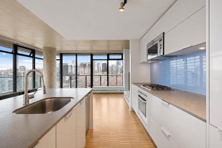 Property Photo: 108 W Cordova Street 2105 BC V6B 0G5