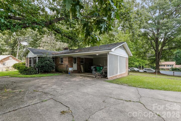 Property Photo: 7816 Elwood Drive NC 28227