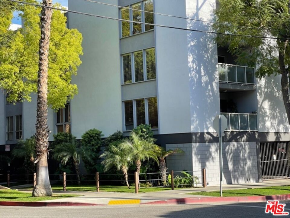 Property Photo: 7556 Hampton Ave, Unit 304 CA 90046