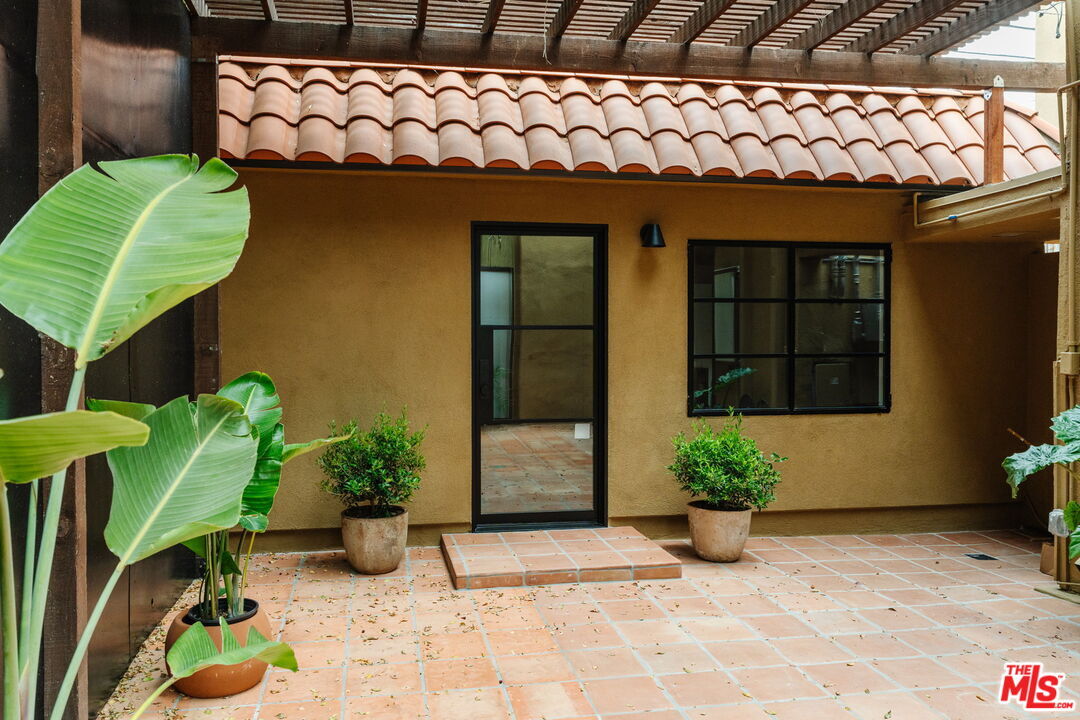 Property Photo: 430 1/2 N Harper Ave CA 90048