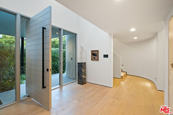Property Photo: 11210 Briarcliff Ln CA 91604