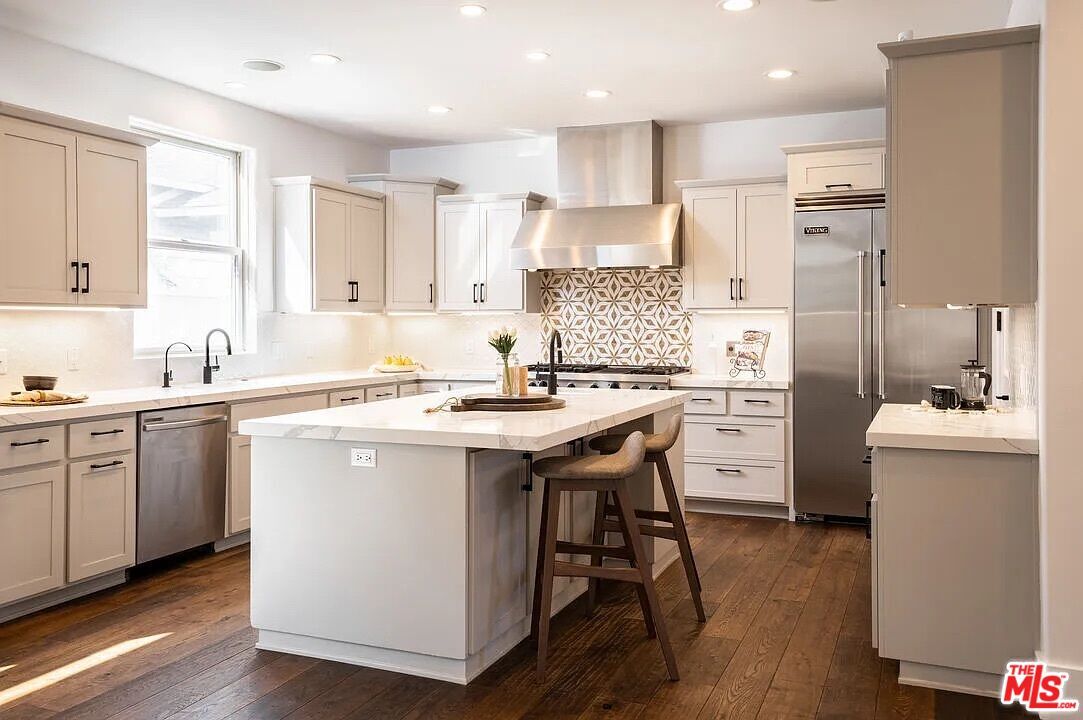 Property Photo:  3496 Redwood Ave  CA 90066 