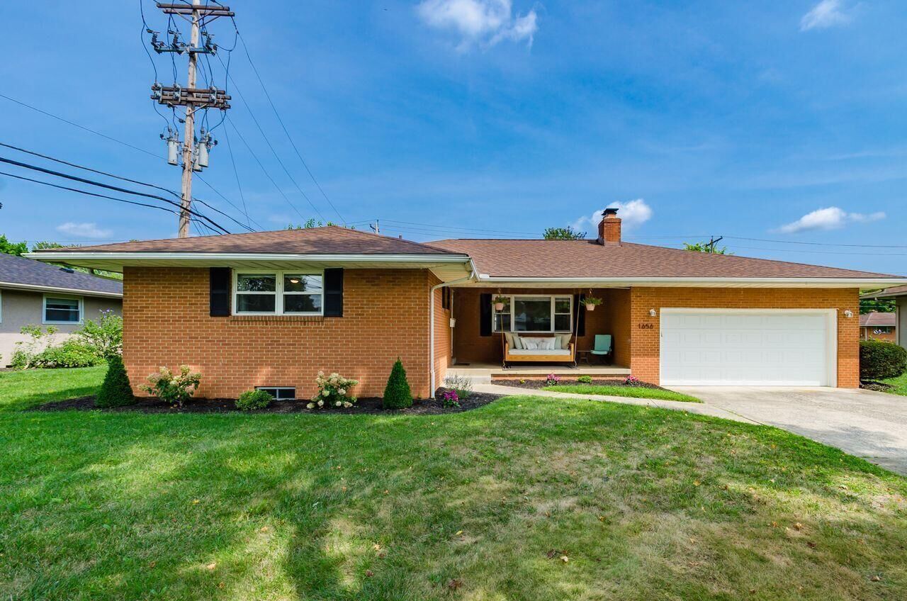 Property Photo: 1656 Kenwick Road OH 43209