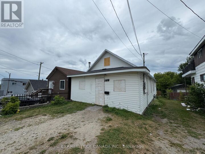 Property Photo: 256 Sixth Avenue ON P4N 5M9