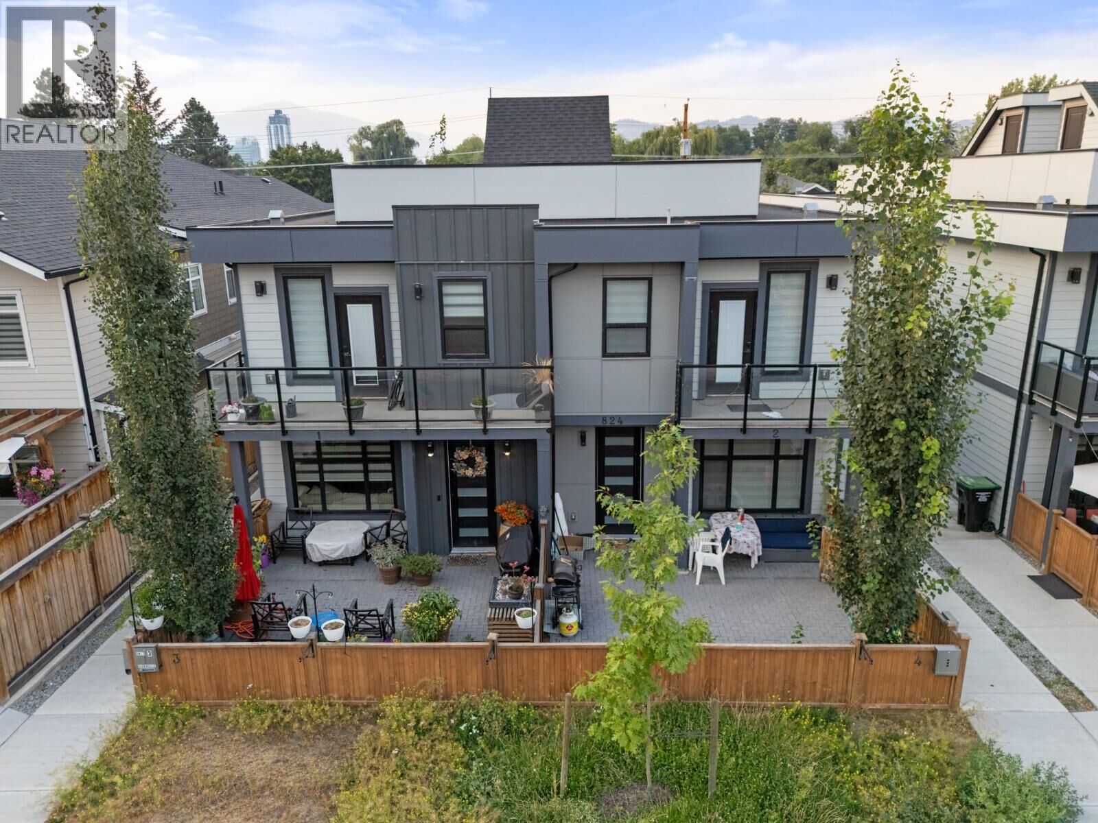Property Photo:  824 Glenwood Avenue 4  BC V1Y 5M5 