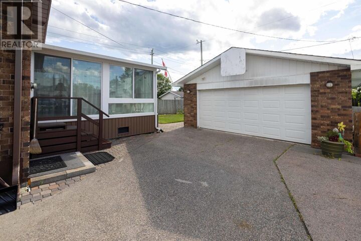 Property Photo: 935 Crawford Pl ON P7E 3C8