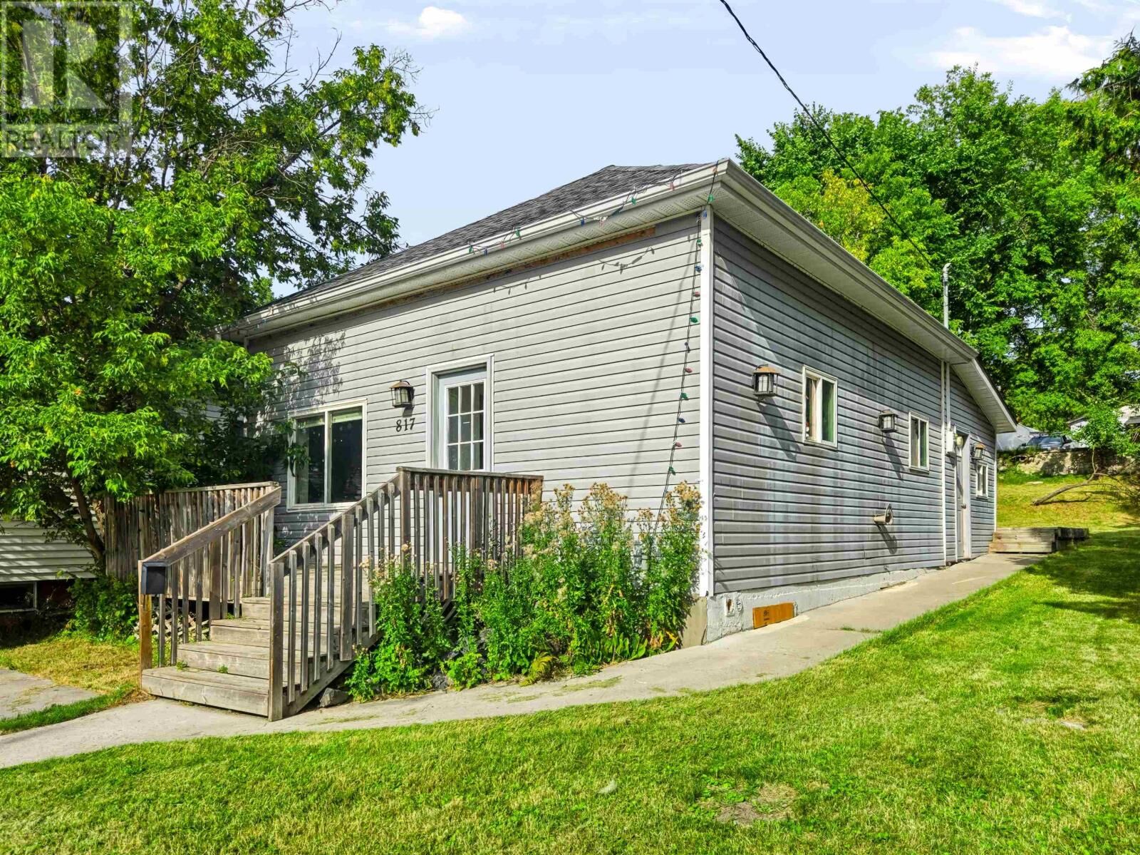 Property Photo:  817 Fourth Ave S  ON P9N 1Z9 