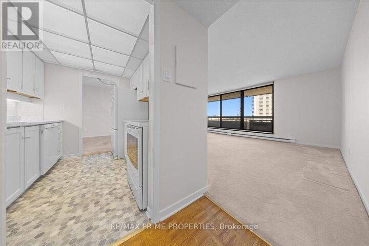 Property Photo: 20 The Driveway Drive 702 ON K2P 1C8