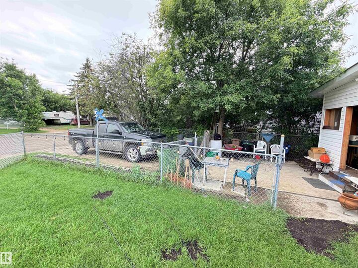 Property Photo:  9940 110 Street  AB T7P 1N5 