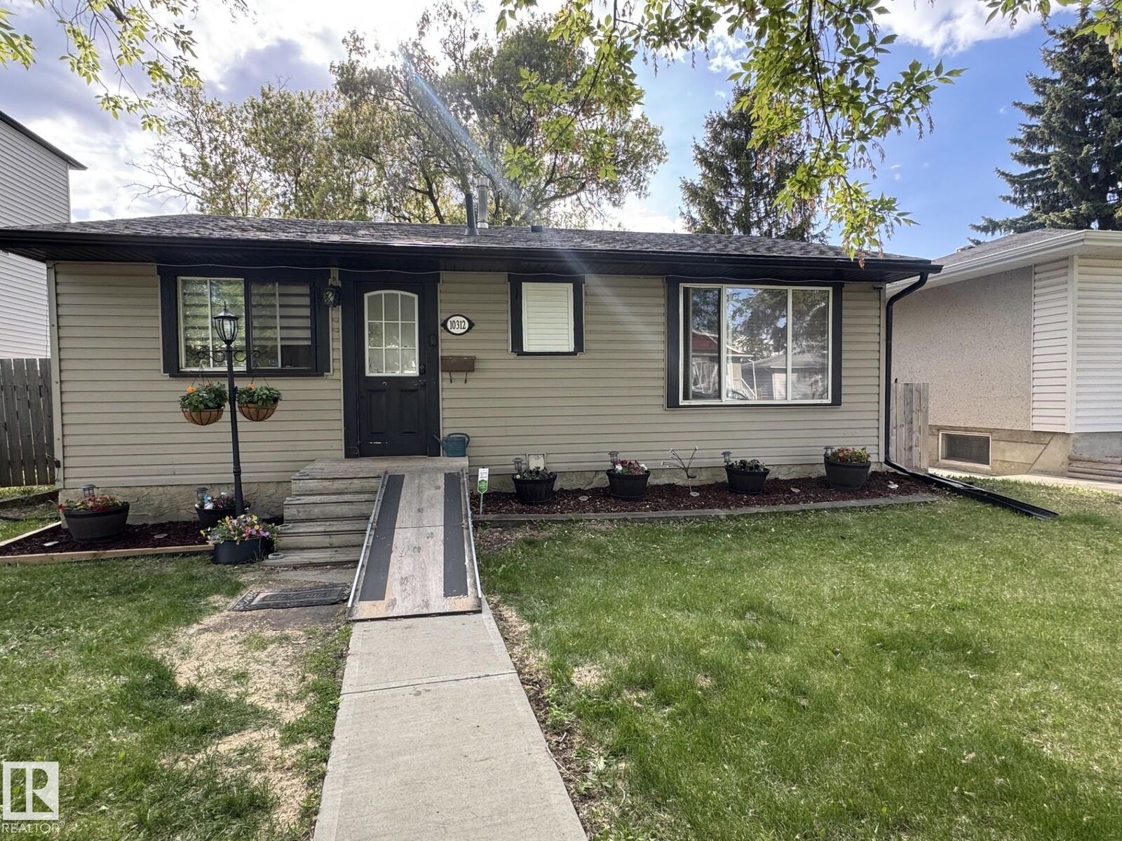 Photo de la propriété:  10312 154 Street NW  AB T5P 2H6 