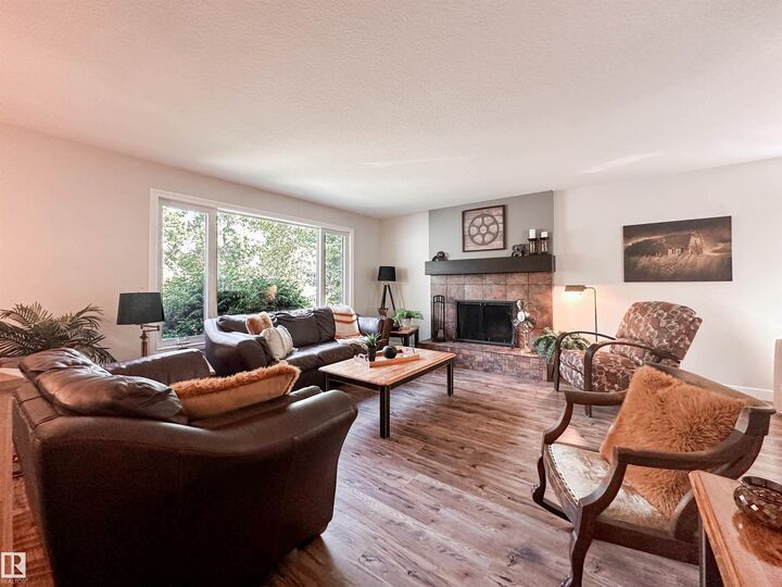 Property Photo:  37 Ash Crescent  AB T8N 3J6 