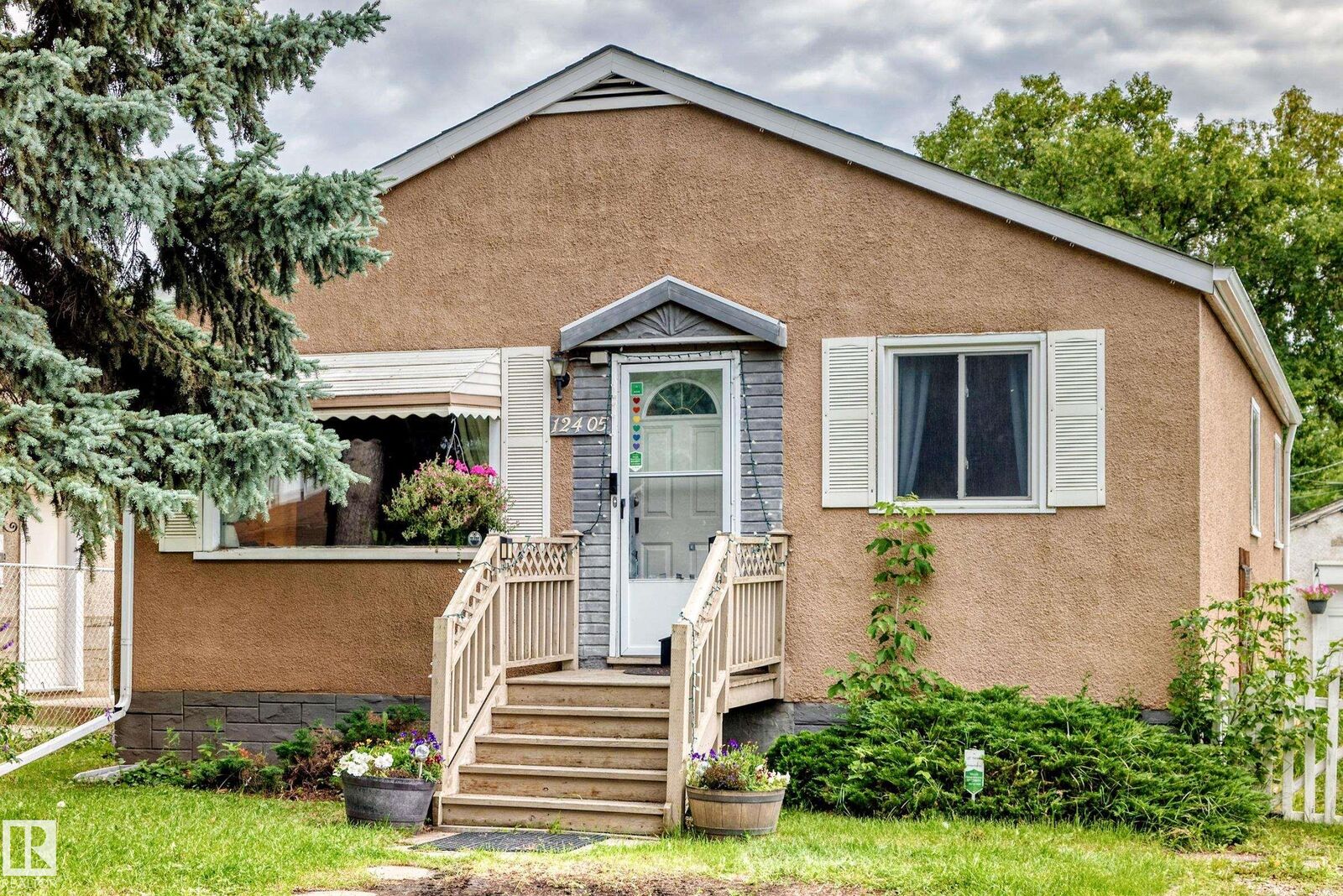 Property Photo:  12405 126 Street NW  AB T5L 0X2 