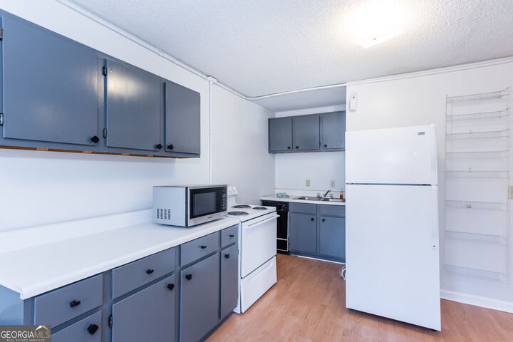 Property Photo: 656 Bellemeade Avenue NW B GA 30318
