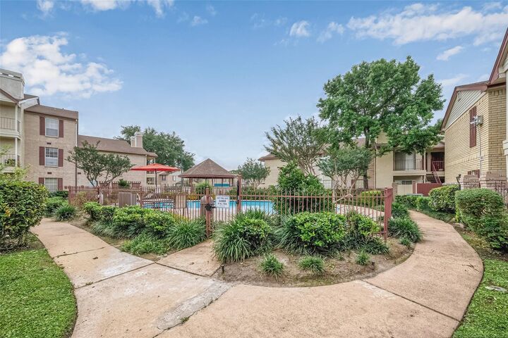 Property Photo:  2120 El Paseo Street 2425  TX 77054 