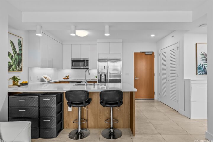 Property Photo:  629 Keeaumoku Street 2810  HI 96814 