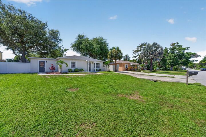 Property Photo:  3906 W Bay Vista Avenue  FL 33611 