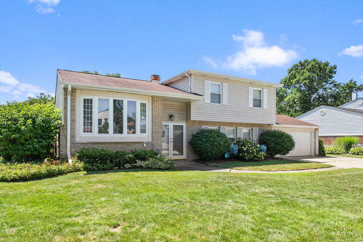 Property Photo: 1323 E Rosita Drive IL 60074