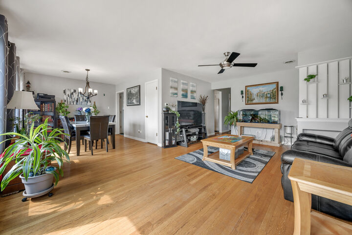 Property Photo:  952 W Grant Drive  IL 60016 