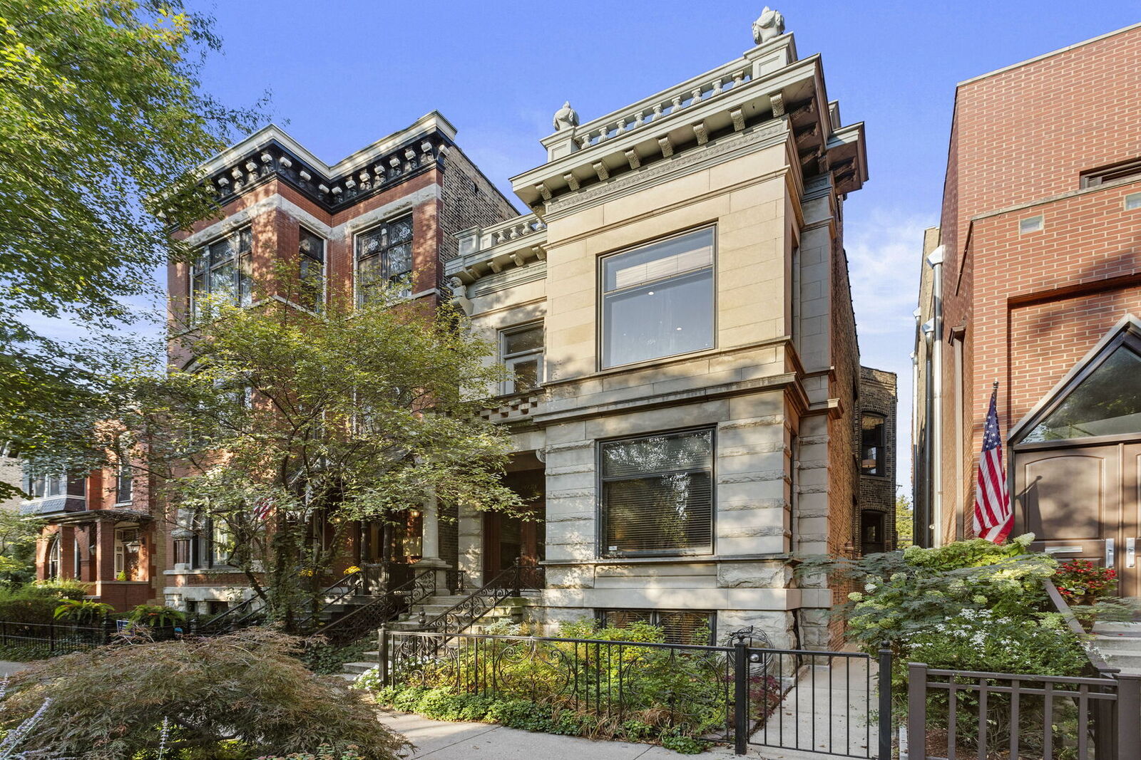 Property Photo: 2038 N Seminary Avenue G IL 60614