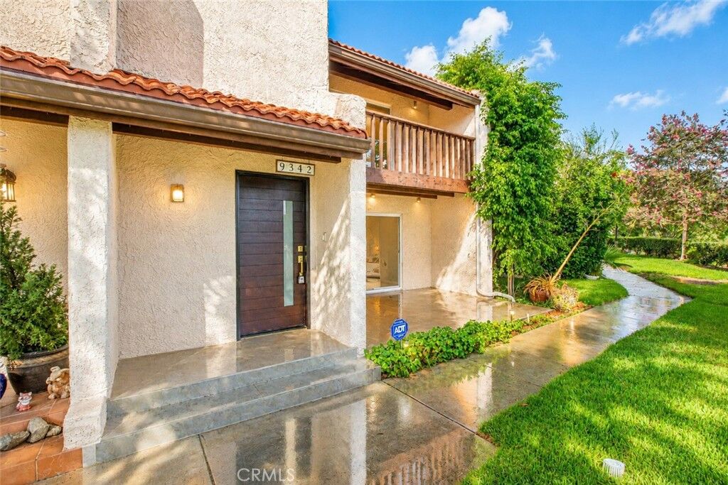 Property Photo:  9512 Via Venezia  CA 91504 