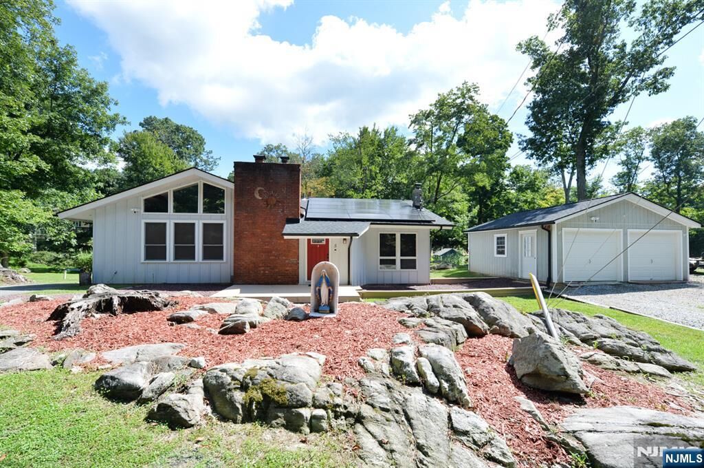 Property Photo:  5 Woodlawn Drive  NJ 07821 
